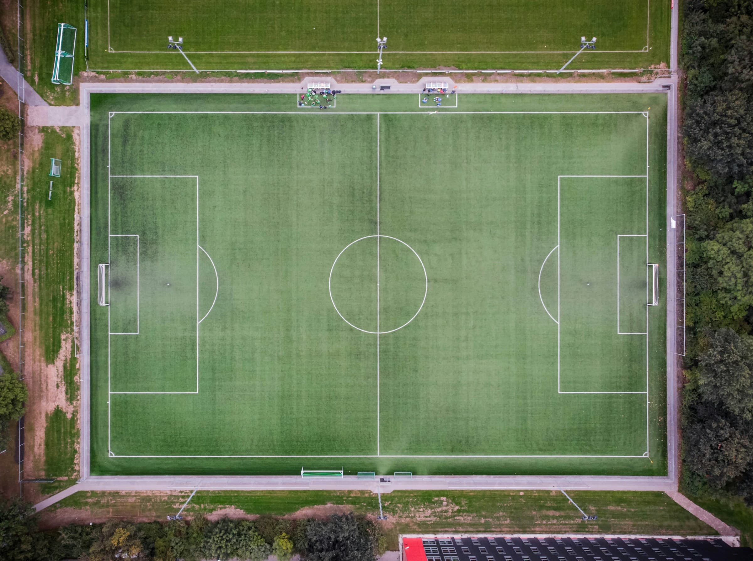 Sportplatzmarkierung auf Naturrasen: exakte weiße Linien auf einem Fußballplatz