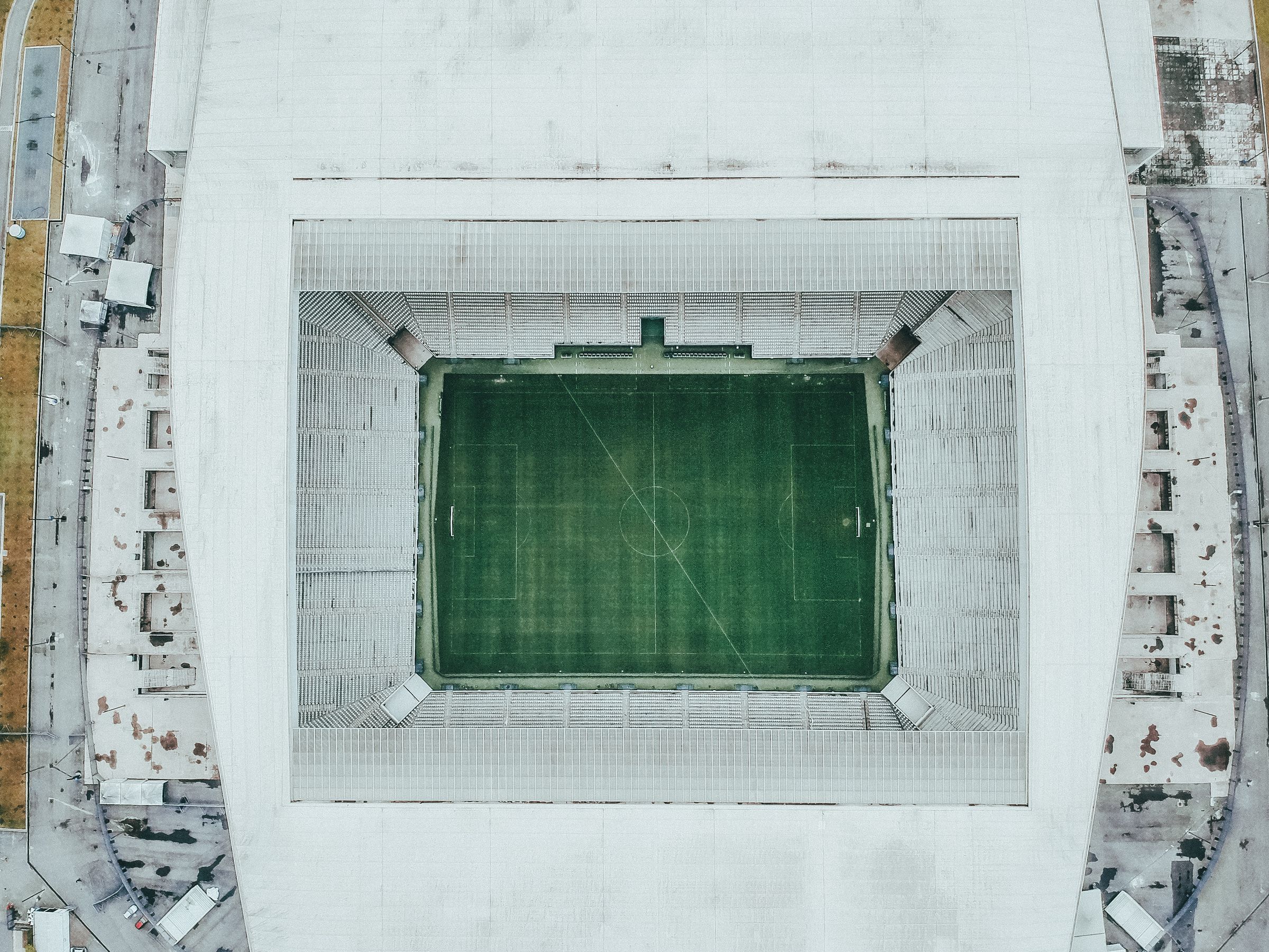 Leeres Fußballstadion von oben, Rasen und weiße Linien