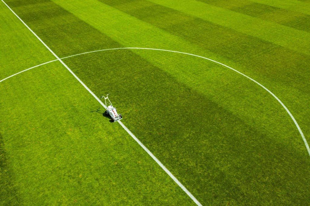 Weiße Linie auf dem Fußballfeld, gezogen mit Direktfarbe aus dem Tanksystem