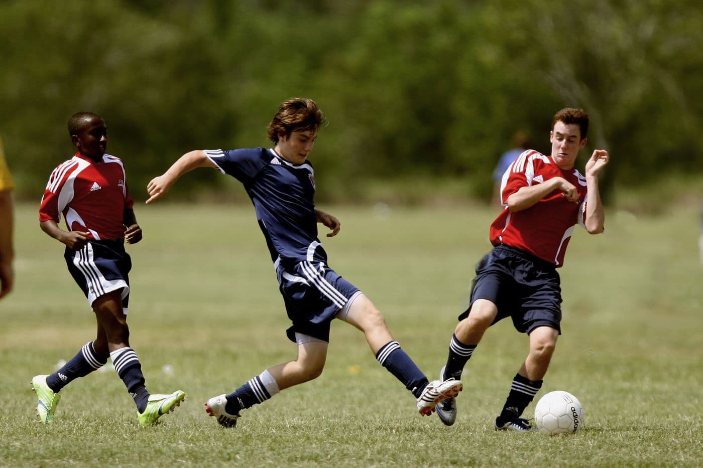 Schüler beim Fußball auf einem Rasensportplatz