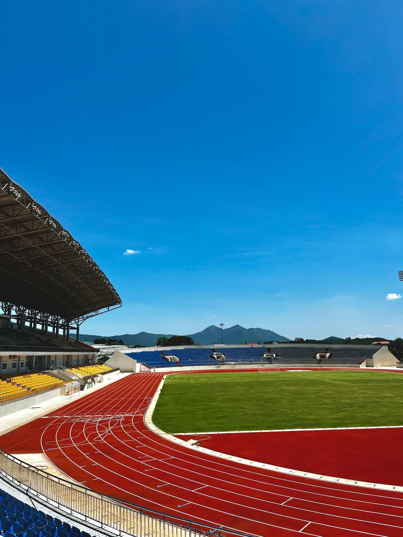 Stadion mit Laufbahn, Rasen und Tribüne