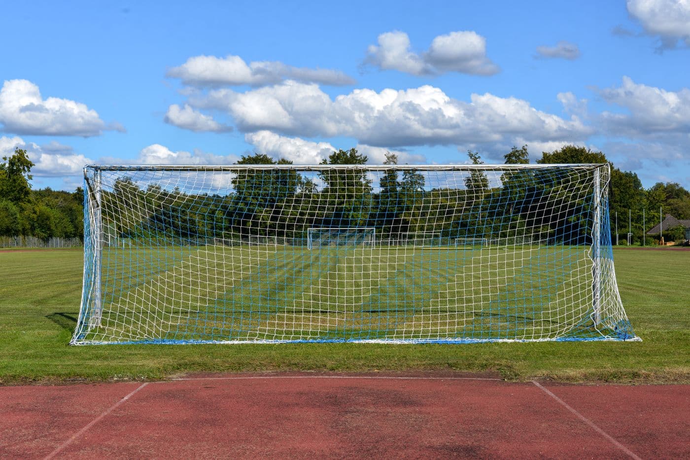 Fußballtor auf einem Sportplatz