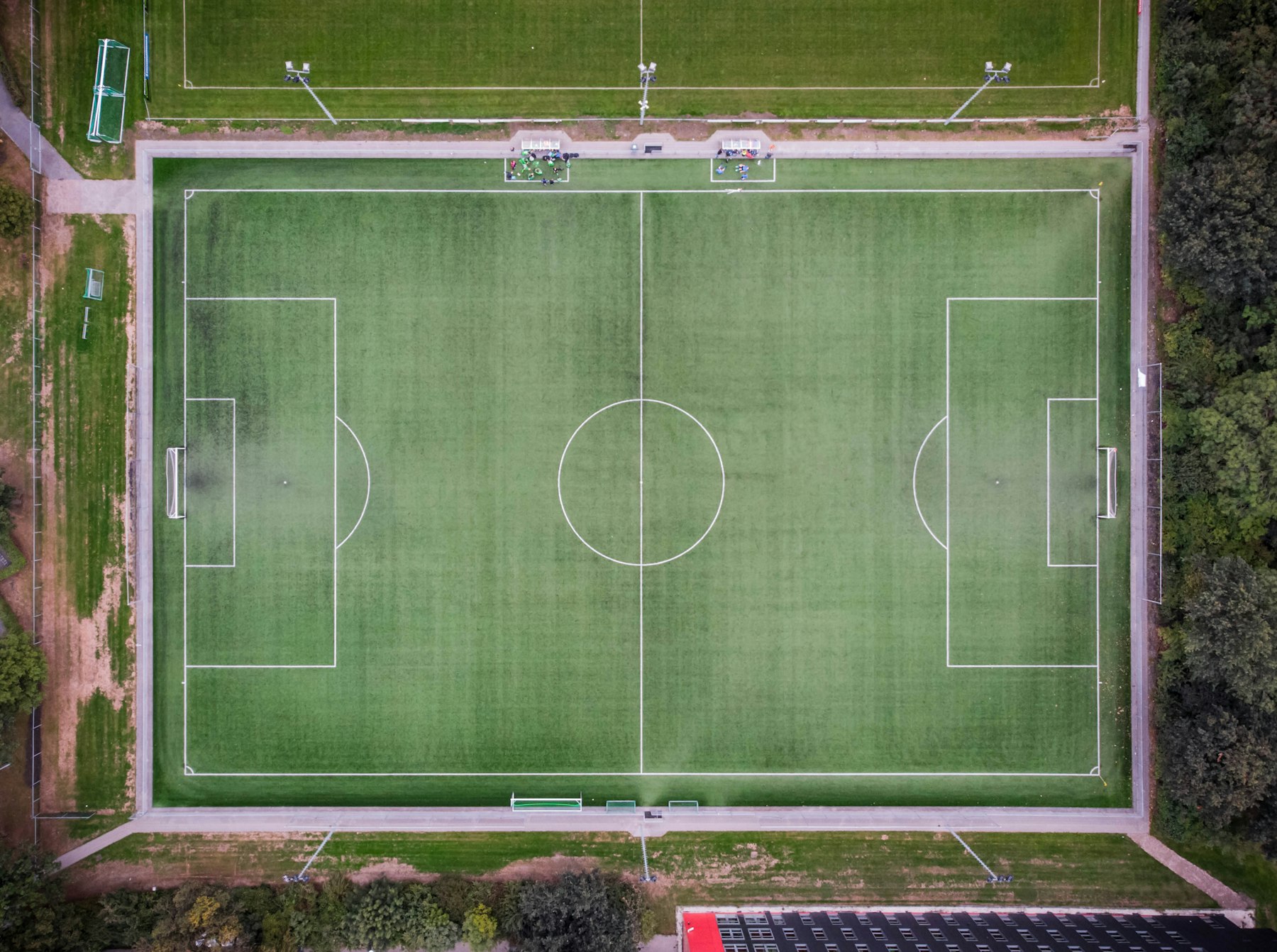 Fußballfeld von oben: alle weißen Linien auf dem Großfeld