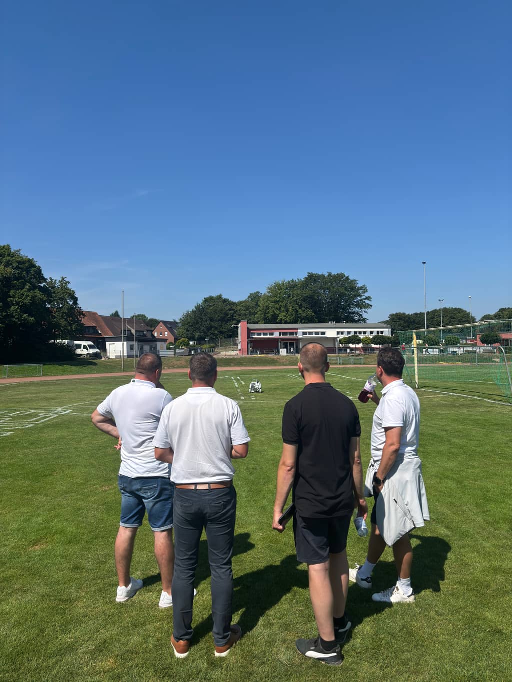 Vorführung auf dem Sportplatz: Markiergerät zieht eine weiße Linie
