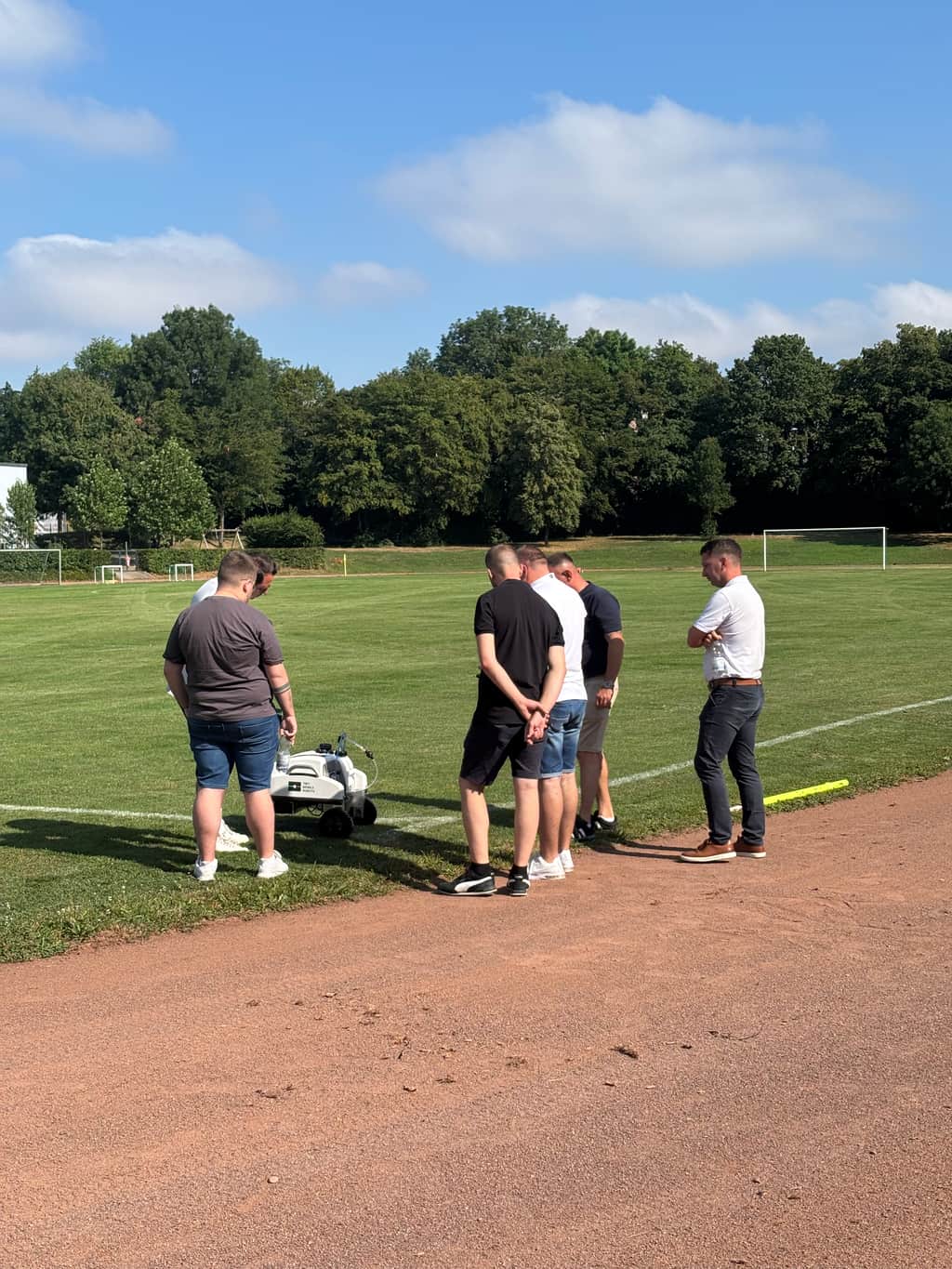 Außendienst-Training auf dem Sportplatz am Markiergerät