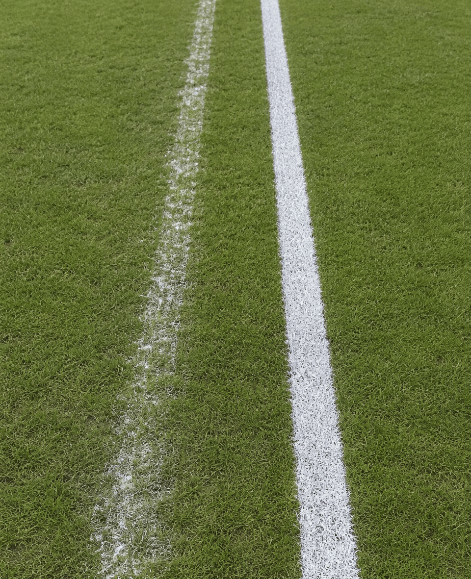 Sportplatzmarkierung im Vergleich: Kreide links, Direktfarbe rechts auf Naturrasen