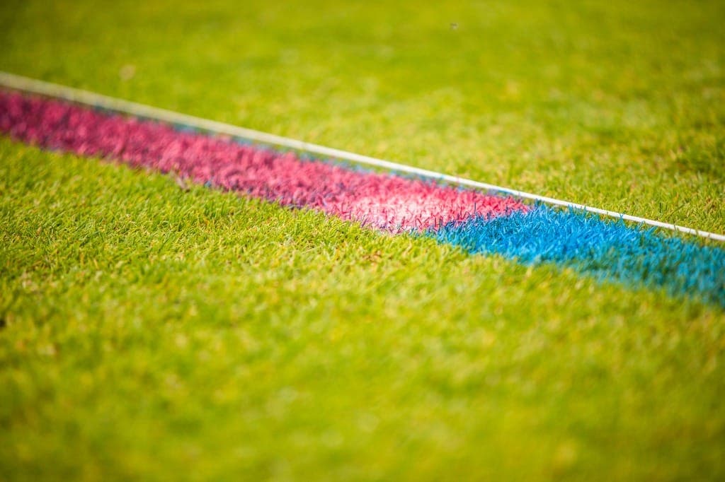 Mehrfarbige Spielfeldmarkierung auf dem Rasen Mehrfarbige Spielfeldmarkierung auf dem Rasen