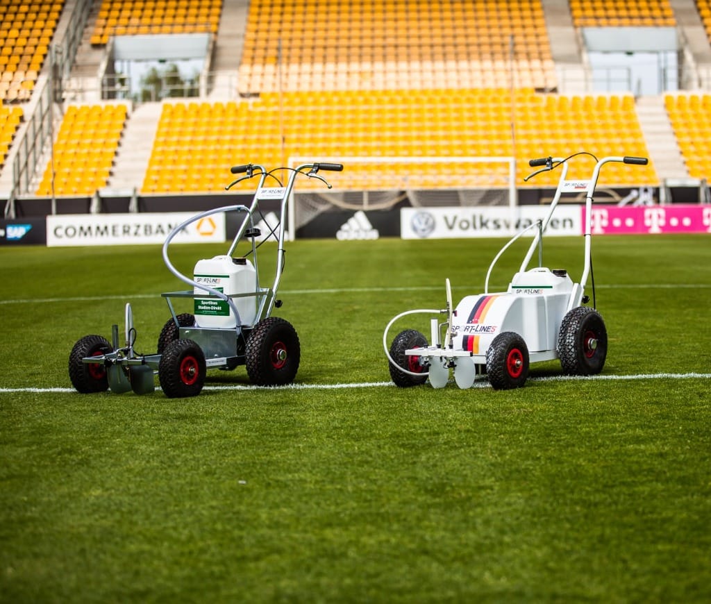 Nassmarkierwagen SL-1 und SL-e auf einem Fußballplatz im Stadion