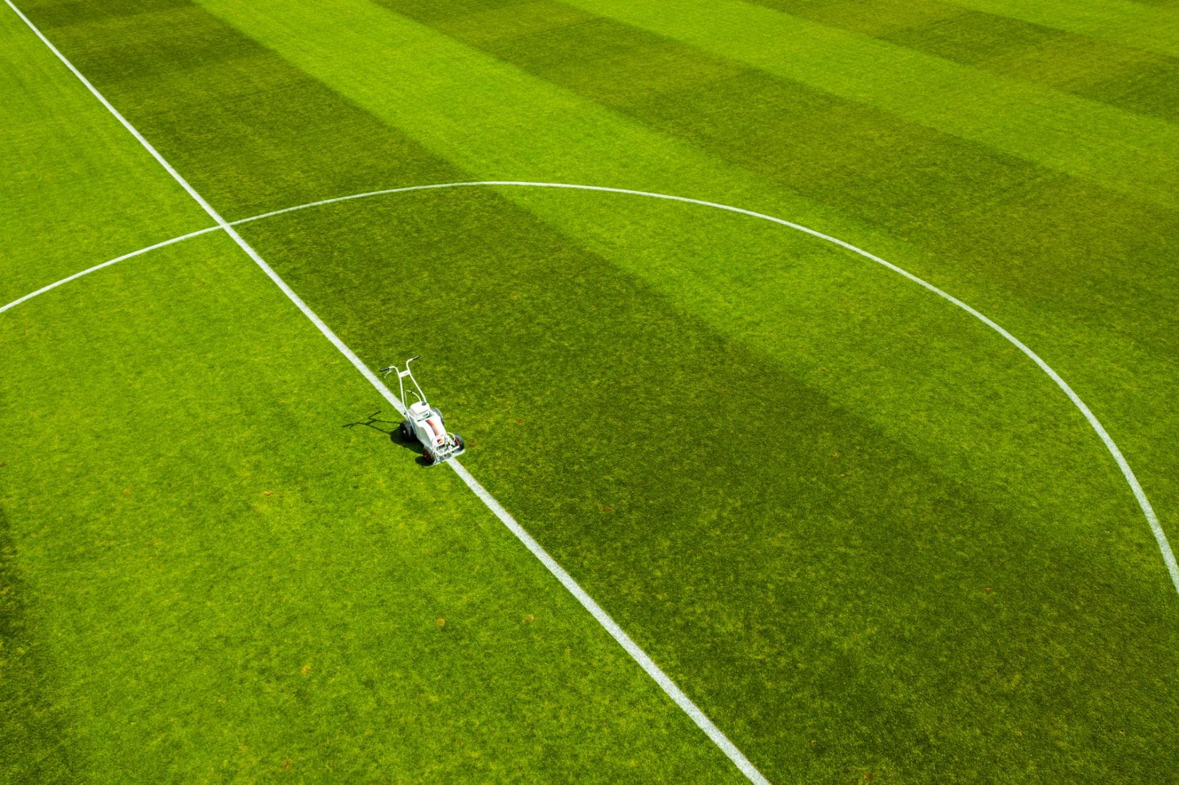 Professionelle Sportplatzmarkierung auf grünem Rasen Sportplatzmarkierung auf grünem Rasen