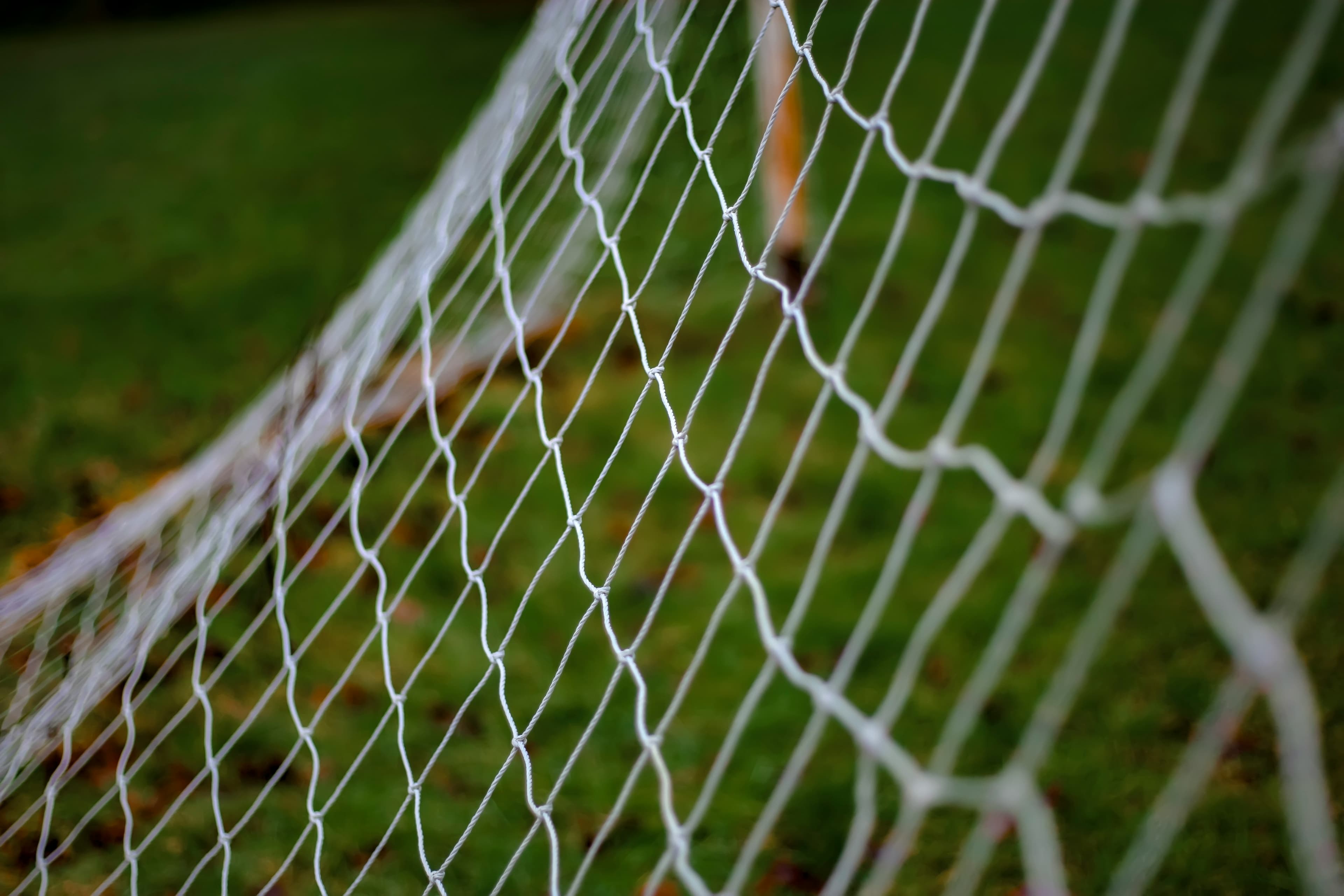 Weißes Sport-Lines Tornetz auf einem Fußballplatz
