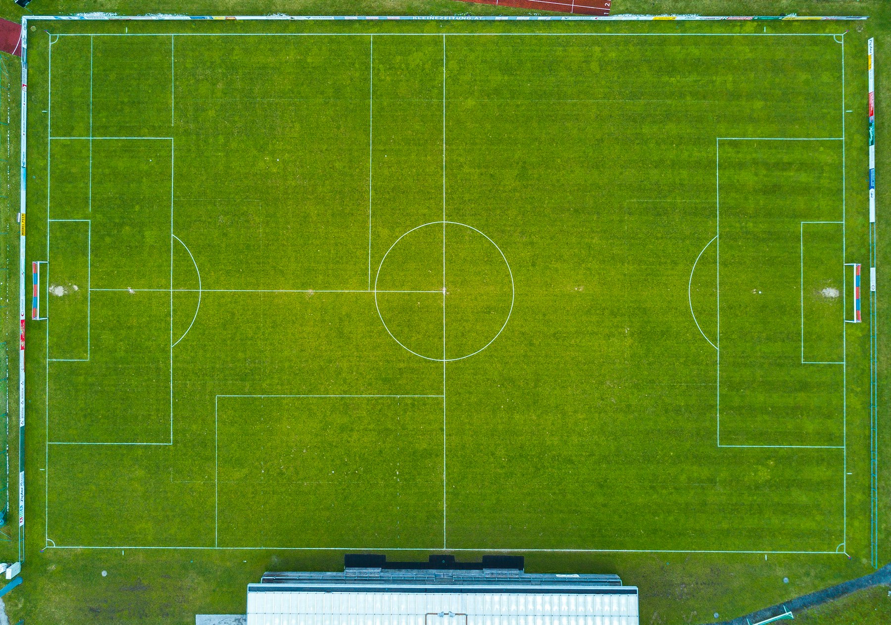 Großfeld von oben: Außenlinien, Strafraum und Mittelkreis