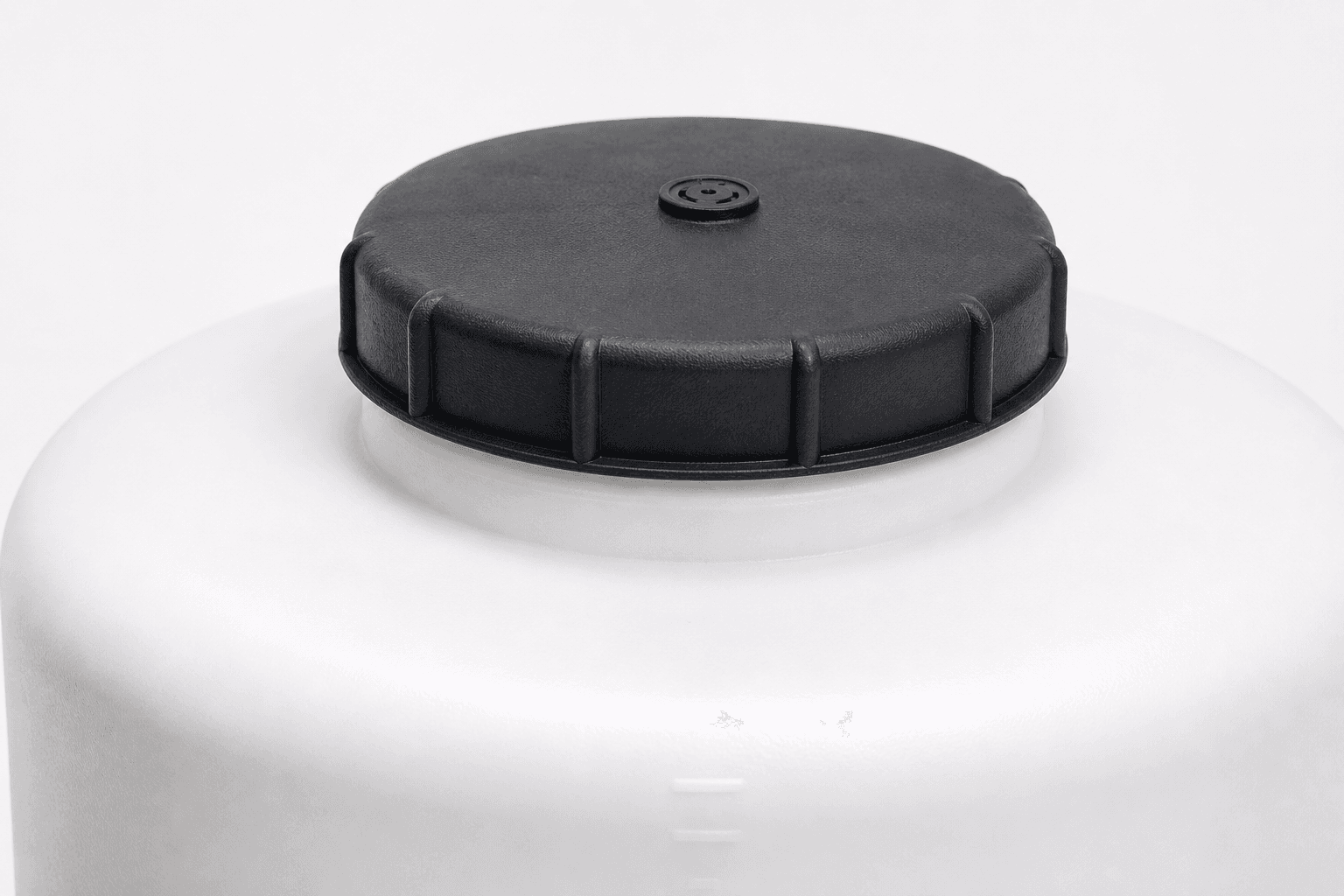 Verschlussdeckel auf dem 560-Liter-Tank von Sport-Lines Verschlussdeckel auf dem 560-Liter-Tank von Sport-Lines